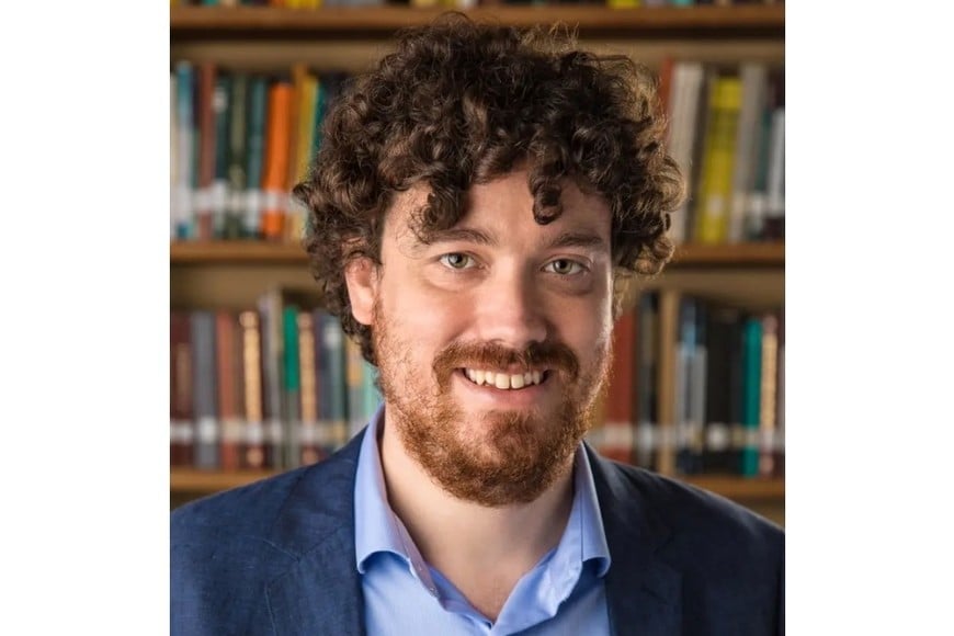 Tristan Buckmaster, profesor de matemáticas de la Universidad de Nueva York, afirmó que OpenAI amenazó su carrera después de que se negara a anunciar conjuntamente un problema matemático de décadas de antigüedad con un premio de un millón de dólares. Crédito: NYU