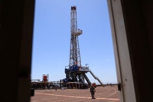 Impulsada por el crudo no convencional y el litio, el sector extractivo subió 8,4% interanual y amplió en agosto su brecha frente a las ramas del mercado interno. Foto: REUTERS / Tomas Cuesta.