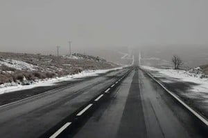 La acumulación de nieve obligó a las autoridades viales y a la Policía Caminera a disponer el corte total de circulación en la zona del Camino de las Altas Cumbres.