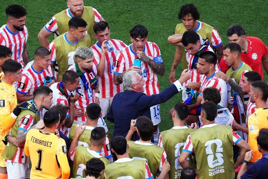 Soccer Football - FIFA World Cup 2026 - Round of 16 - Paraguay v France - Philadelphia Stadium, Philadelphia, Pennsylvania, U.S. - July 4, 2026
Paraguay coach Gustavo Alfaro speaks with his players during a hydration break IMAGN IMAGES via Reuters/Kyle Ross