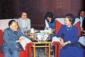 El líder chino Deng Xiaoping y la premier Margaret Thatcher, artífices del acuerdo chino-británico de 1984.