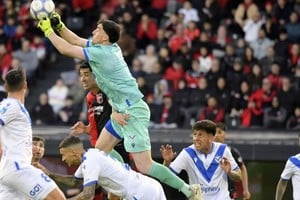 El fuerte golpe que sufrió Mammana ante Newell’s: fracturas de costillas y neumotórax