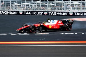 Lewis Hamilton terminó contra las defensas en la última curva del Madring y dejó una imagen de preocupación en Ferrari antes de la clasificación REUTERS/Jon Nazca