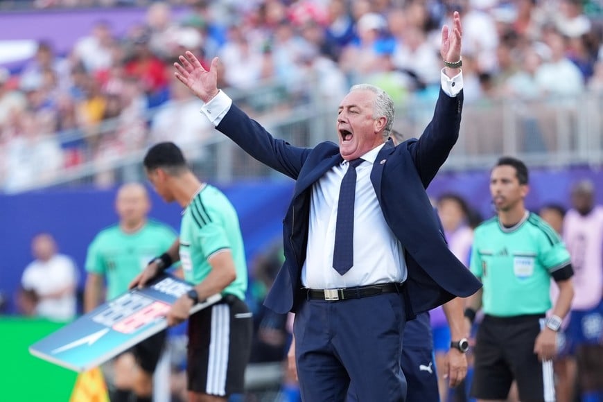 (260704) -- FILADELFIA, 4 julio, 2026 (Xinhua) -- Gustavo Alfaro, director técnico de Paraguay, reacciona durante el partido de octavos de final de la Copa Mundial de la FIFA 2026 ante Francia, celebrado en el Estadio Filadelfia, en Filadelfia, Estados Unidos, el 4 de julio de 2026. (Xinhua/Lui Siu Wai) (rtg) (vf)