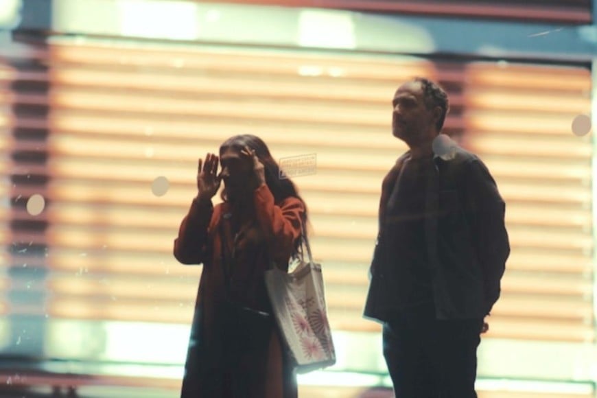 Eva Bianco y Roger Koza en una escena de “A veces me entra tristeza, otras rebelión”, película de María Aparicio.