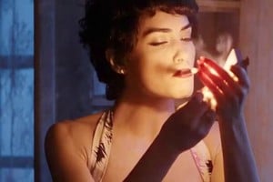 Lali como la “Negra” Miranda, el objeto del deseo para los jóvenes de un pueblo apartado. Foto: Captura de pantalla