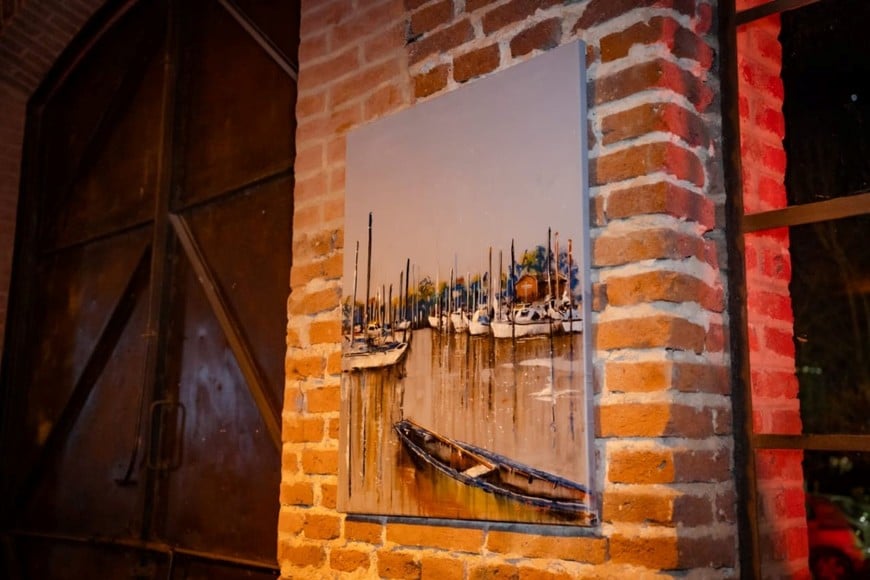 Paisaje del río. El Paisaje del puerto, sus embarcaciones, parte de nuestra identidad. Santa Fe de noche, Gustavo Pueyo. Patrimonio de Santa Fe Arte.