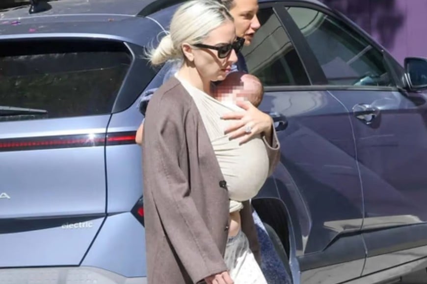 Lady Gaga fue vista con su bebé durante un paseo en California.