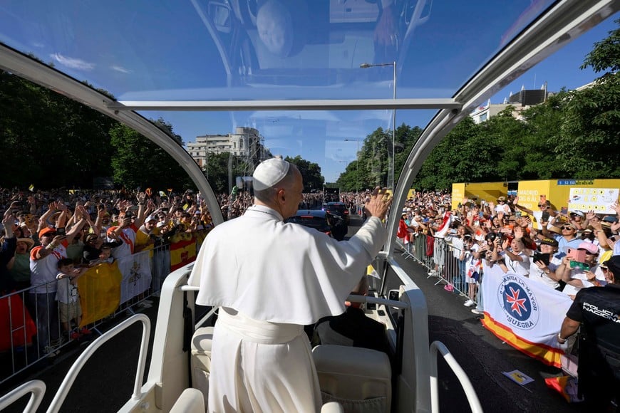Pope Leo XIV waves to crowds from the popemobile during his apostolic journey in Madrid, Spain, June 7, 2026. Simone Risoluti /Vatican Media/Handout via REUTERS ATTENTION EDITORS - THIS IMAGE WAS PROVIDED BY A THIRD PARTY.