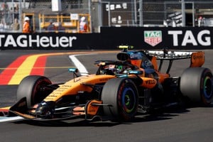 Lando Norris celebró la primera pole de la Fórmula 1 en Madring después de superar a Kimi Antonelli por apenas 11 milésimas. REUTERS/Jon Nazca