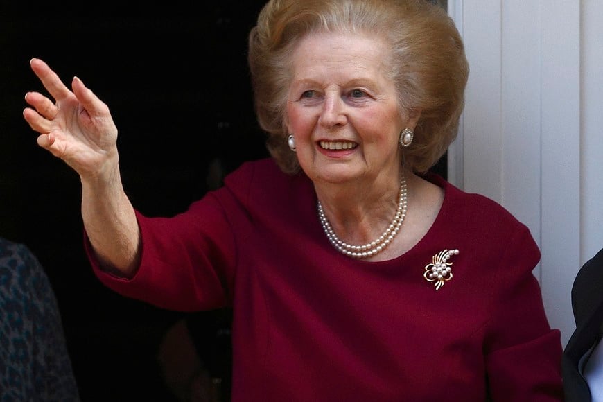 Margaret Thatcher exprimer ministro del reino unido deja el hospital luego de una internacion control salud
REFILE - ADDING LOCATION
Former British Prime Minister Margaret Thatcher waves from her front doorstep as she returns home after leaving hospital, in London November 1, 2010. Thatcher left hospital on Monday a spokesman said, nearly two weeks after being admitted for tests related to a flu illness. REUTERS/Andrew Winning (BRITAIN - Tags: HEALTH POLITICS) inglaterra londres Margaret Thatcher exprimer ministro del reino unido deja el hospital luego de una internacion