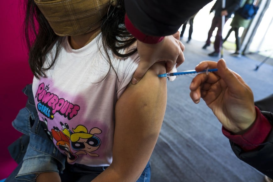 (210803) -- QUILMES, 3 agosto, 2021 (Xinhua) -- Una trabajadora de la salud aplica a Agostina, de 15 años de edad, una dosis de una vacuna contra la enfermedad del nuevo coronavirus (COVID-19) en un vacunatorio en el Parque Cervecero, en la ciudad de Quilmes, Argentina, el 3 de agosto de 2021. Argentina comenzó el martes la campaña de vacunación contra la COVID-19 en adolescentes de 12 a 17 años con condiciones de riesgo. (Xinhua/Martín Zabala) (mz) (sm) (ra) (dp)