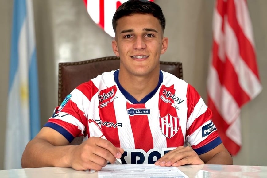 Mateo Peresutti, el volante central de las inferiores que ya debutó y firmó primer contrato hasta el 2028.