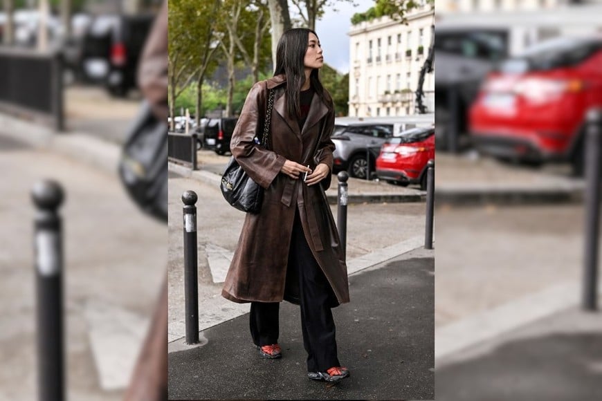 El street style incorpora el leather coat en distintas propuestas.