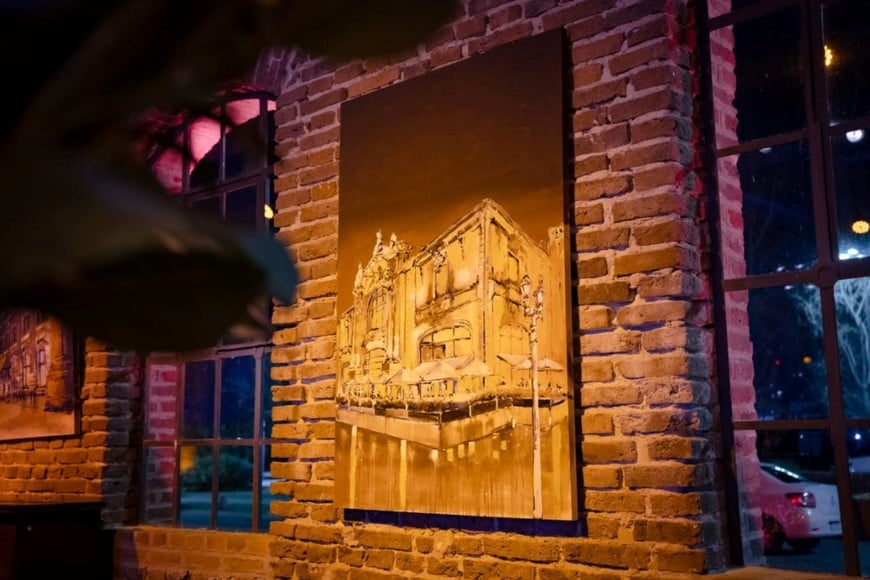 El Teatro 1° de Mayo, emblema de la ciudad. Santa Fe de noche, Gustavo Pueyo. Patrimonio de Santa Fe Arte.