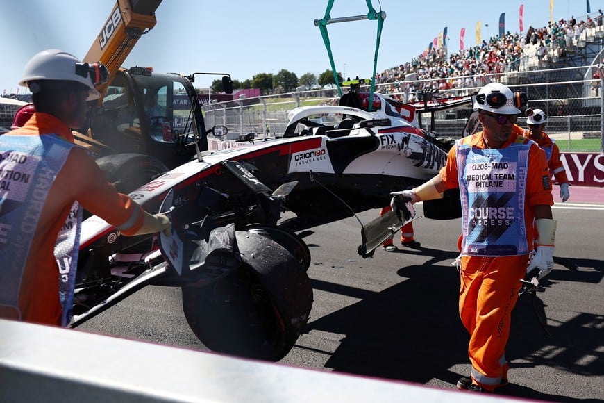 Formula One F1 - Spanish Grand Prix - Madring, Madrid, Spain - September 12, 2026
Haas' Oliver Bearman's car is towed after crashing during practice REUTERS/Jakub Porzycki