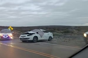 Bomberos y personal policial trabajaron en el lugar del vuelco.