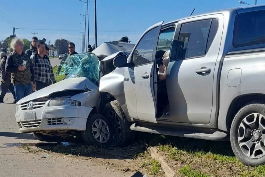 Policía, SAME y Bomberos intervinieron tras el choque ocurrido cerca de la VTV.