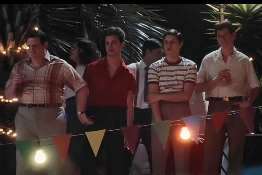“Glaxo”: Las versiones juveniles de “Bicho” Souza, “Flaco” Vardemann, Miguelito Barrios (interpretado por Joaquín Bonadeo) y Lucio Montes.