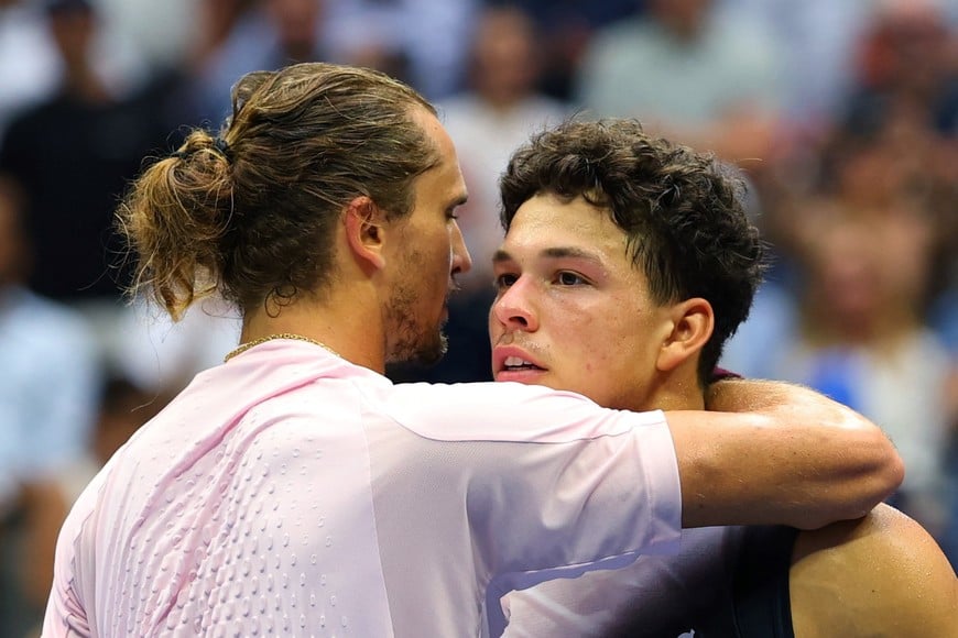 Tennis - U.S. Open - Flushing Meadows, New York, United States - September 13, 2026
Germany's Alexander Zverev embraces Ben Shelton of the U.S. after winning the men's singles final REUTERS/Mike Segar
