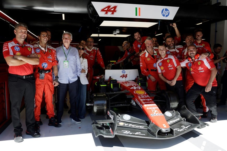 Formula One F1 - Spanish Grand Prix - Madring, Madrid, Spain - September 13, 2026
Real Madrid coach Jose Mourinho poses with Ferrari's Lewis Hamilton's mechanics ahead of the race REUTERS/Violeta Santos Moura