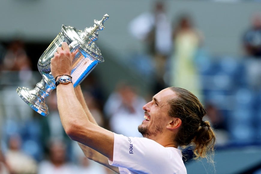 Tennis - U.S. Open - Flushing Meadows, New York, United States - September 13, 2026
Germany's Alexander Zverev celebrates with the trophy after winning the men's singles final against Ben Shelton of the U.S. REUTERS/Mike Segar