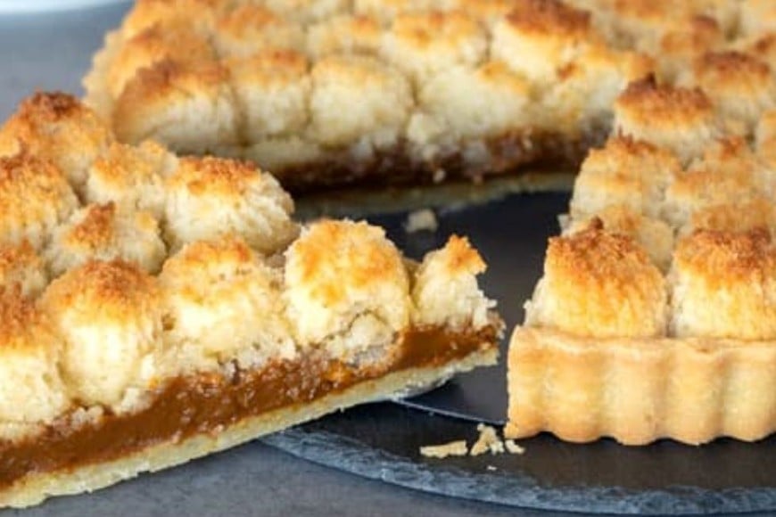 Una base de tarta y un relleno de coco y dulce de leche.