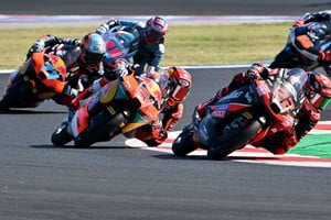 Valentín Perrone, con la KTM del Red Bull Tech3, pelea por una posición con David Almansa y Brian Uriarte durante la carrera de Moto3 en el circuito de Misano. Foto: Reuters.REUTERS/Jennifer Lorenzini