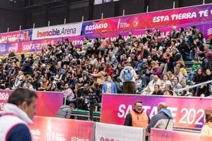 Para presenciar los eventos deportivos y los Fan Fest —espacios que integran espectáculos musicales, propuestas gastronómicas y recreativas para toda la familia—, el acceso es gratuito pero requiere de un código QR por jornada, el cual se gestiona en fanfest.santafe2026.ar y permite ingresar según la capacidad de cada predio.