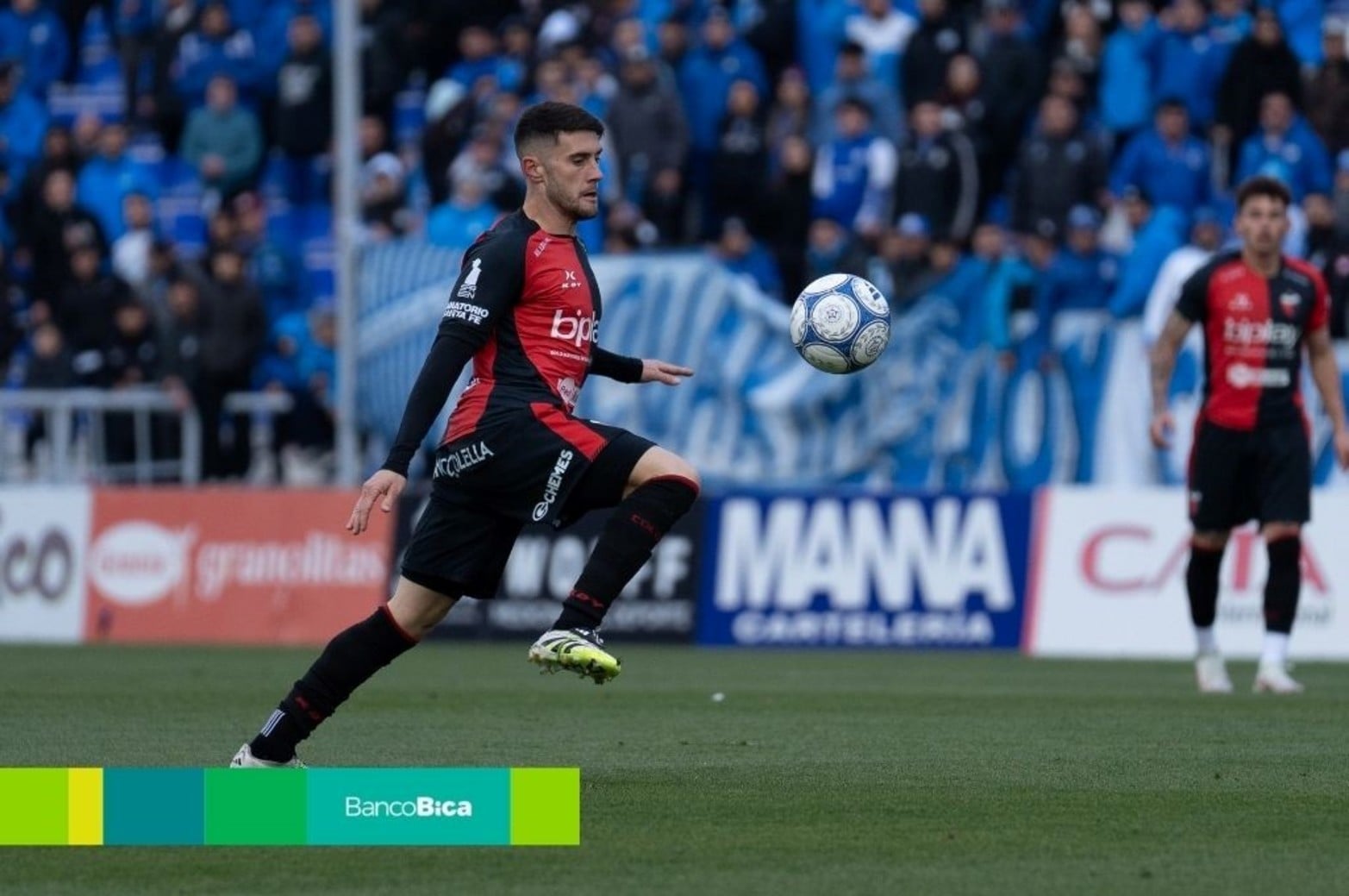 Partido disputado en la mitad de la cancha.