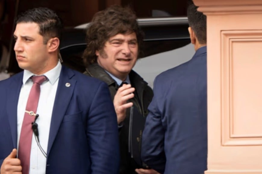 El presidente Javier Milei llegando este lunes a Casa Rosada.. Crédito: NA