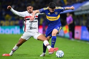 Soccer Football - Copa Sudamericana - Quarter Final - First Leg - Boca Juniors v Sao Paulo - Estadio La Bombonera, Buenos Aires, Argentina - September 8, 2026
Sao Paulo's Lucas Ramon in action with Boca Juniors' Lautaro Blanco REUTERS/Rodrigo Valle