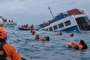 Investigan las causas que provocaron el hundimiento de la embarcación.