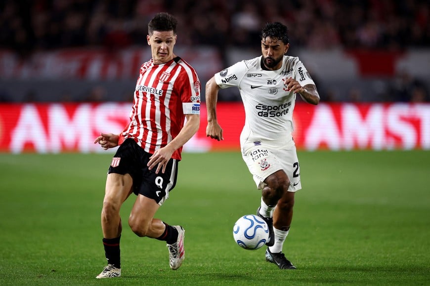 Soccer Football - Copa Libertadores - Quarter Final - First Leg - Estudiantes de La Plata v Corinthians - Estadio Jorge Luis Hirschi, La Plata, Argentina - September 9, 2026
Estudiantes de La Plata's Guido Carrillo in action with Corinthians' Matheus Bidu REUTERS/Agustin Marcarian