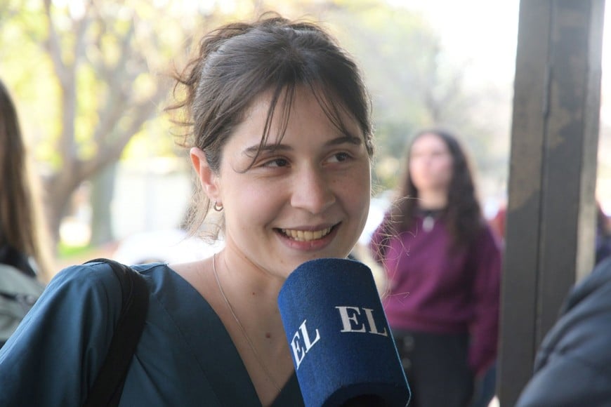 Cindy trabaja en un vivero. “Me organizo lo mejor que puedo”, dice. Manuel Fabatía