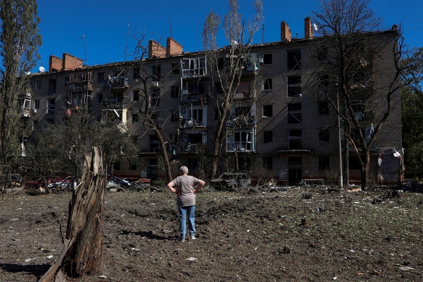 A resident stands in front of an apartment building damaged during a Russian air strike in the frontline city of Kramatorsk, amid Russia's attack on Ukraine, in Donetsk region, Ukraine September 10, 2026. REUTERS//Anatolii Stepanov