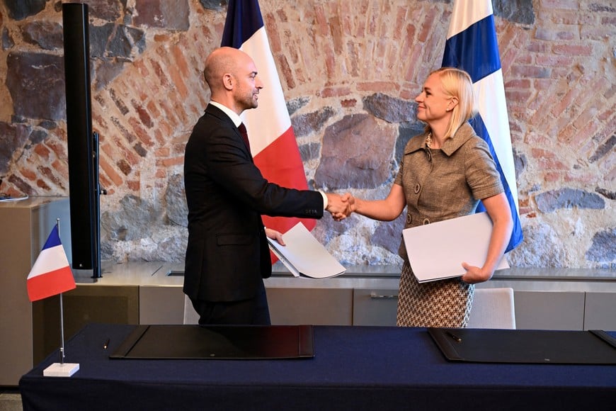 Finnish Foreign Minister Elina Valtonen and Minister for Europe and Foreign Affairs of France Jean-Noel Barrot shake hands after signing a document on a strategic partnership between Finland and France, in Helsinki, Finland, on September 14, 2026. Lehtikuva/Mikko Stig via REUTERS ATTENTION EDITORS - THIS IMAGE WAS PROVIDED BY A THIRD PARTY. NO THIRD PARTY SALES. NOT FOR USE BY REUTERS THIRD PARTY DISTRIBUTORS. FINLAND OUT. NO COMMERCIAL OR EDITORIAL SALES IN FINLAND.