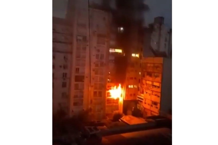 Un incendio se desató durante la mañana de este lunes en un edificio de 13 pisos
