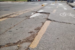 Nueva ciclovía con problemas en el pavimento.