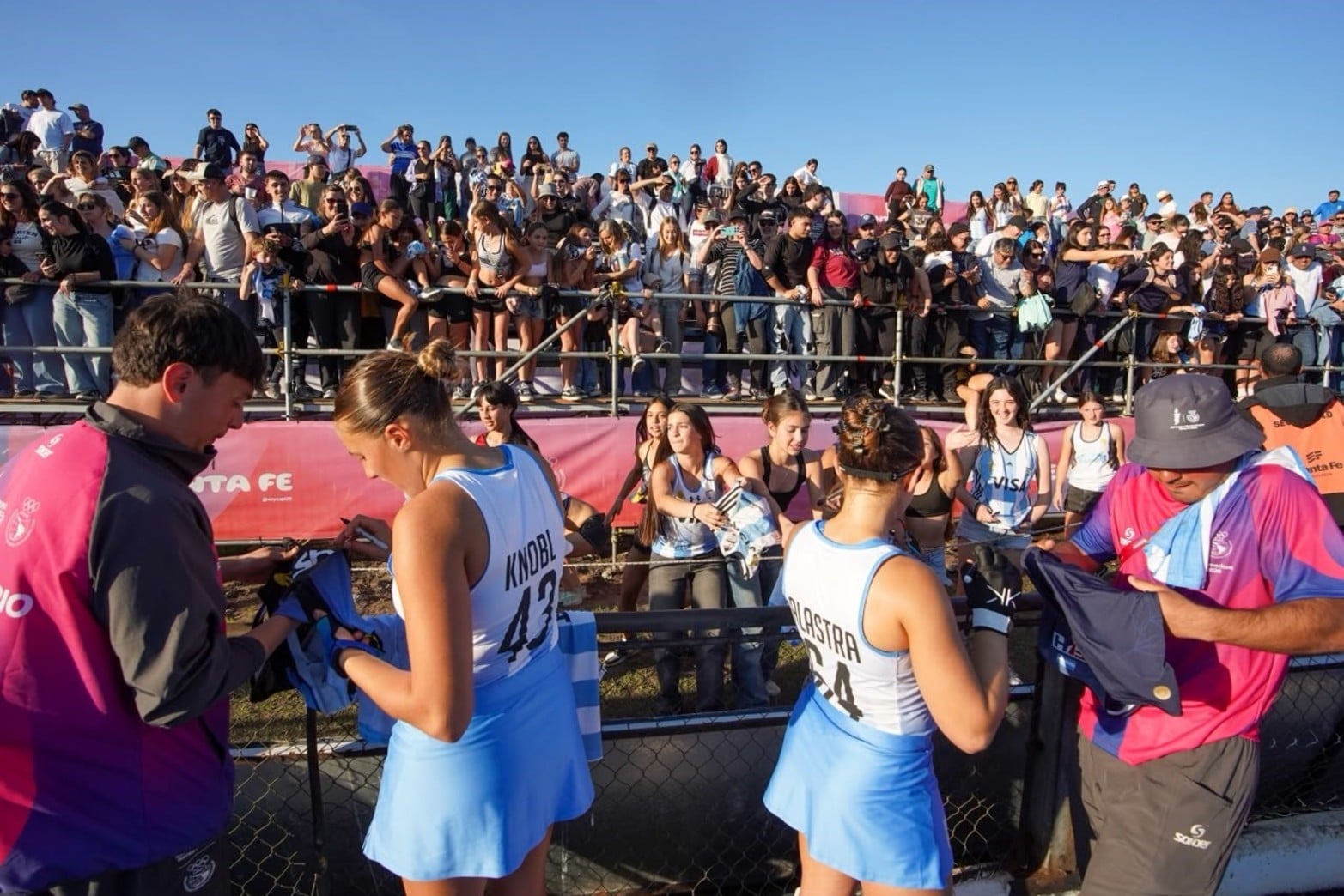 Los Leonas saludando al público post partido vs. Uruguay por los Juegos Suramericanos 2026.