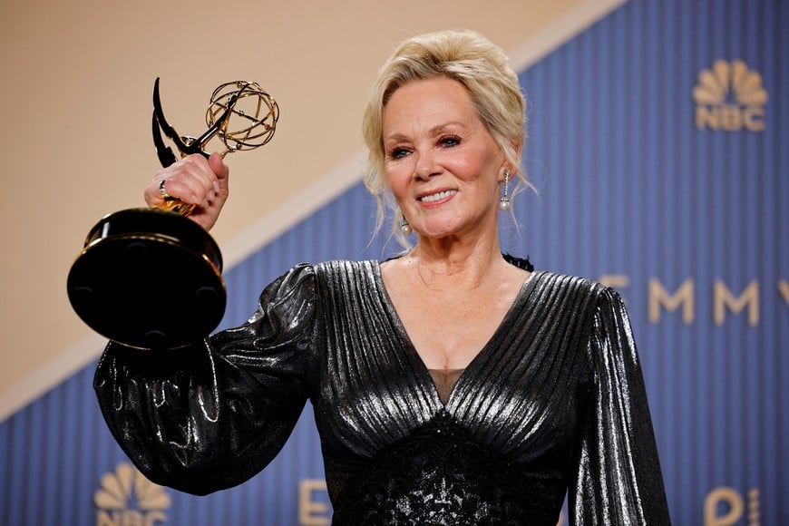 Jean Smart poses with the award for Best Lead Actress in a Comedy Series for "Hacks" during the 78th Primetime Emmy Awards in Los Angeles, California, U.S., September 14, 2026. REUTERS/Mike Blake