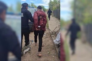 El momento en que el joven es llevado detenido. Foto: Gentileza