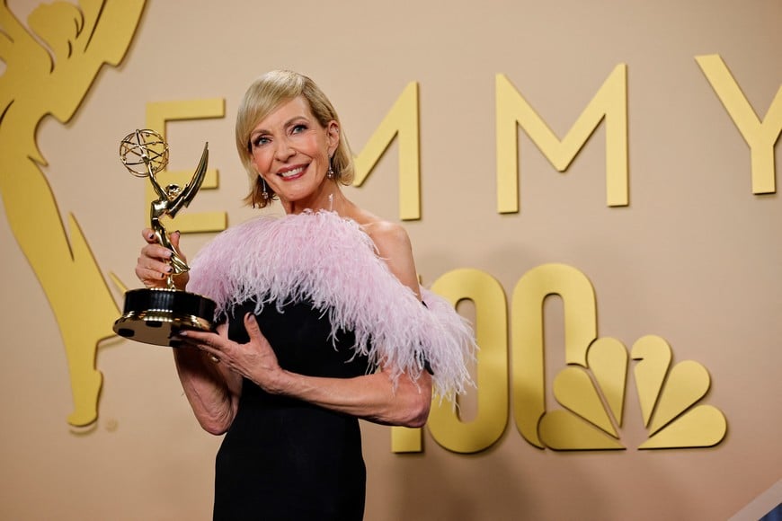 Allison Janney poses with the award for Outstanding Supporting Actress in a Drama Series Award for "The Diplomat" during the 78th Primetime Emmy Awards in Los Angeles, California, U.S., September 14, 2026. REUTERS/Mike Blake