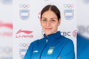 Malena Santillán, nadadora de Unión, ganó el oro en la categoría de 200 metros espalda femenino. Crédito: COA