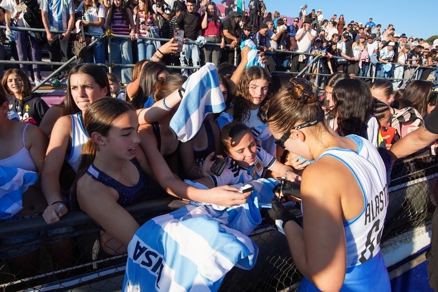 Los Leonas saludando al público post partido vs. Uruguay por los Juegos Suramericanos 2026.