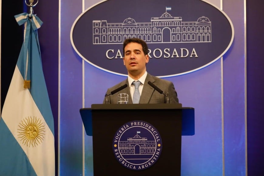 Adrián Ravier, vocero de la presidencia de Milei, este martes 15 de septiembre en Conferencia de Prensa. Crédito: Presidencia