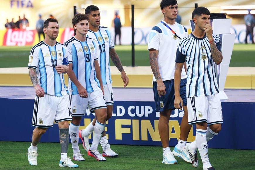Soccer Football - FIFA World Cup 2026 - Final - Spain v Argentina - New York/New Jersey Stadium, East Rutherford, New Jersey, U.S. - July 19, 2026
Argentina's Lionel Messi, Julian Alvarez and Cristian Romero look dejected with teammates before the trophy presentation REUTERS/Hannah Mckay