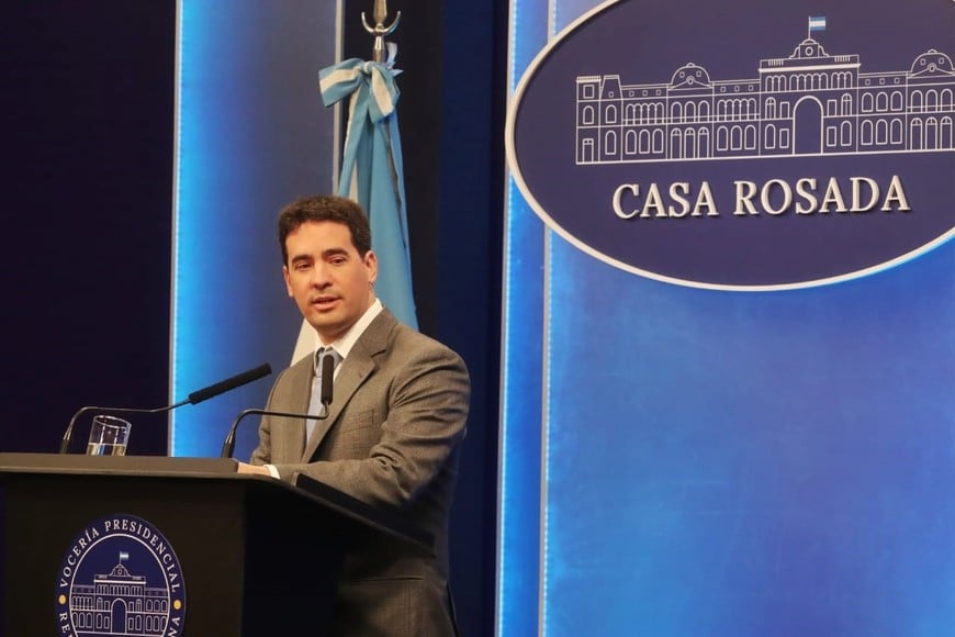 Adrián Ravier, vocero de la presidencia de Milei, este martes 15 de septiembre en Conferencia de Prensa. Crédito: Presidencia