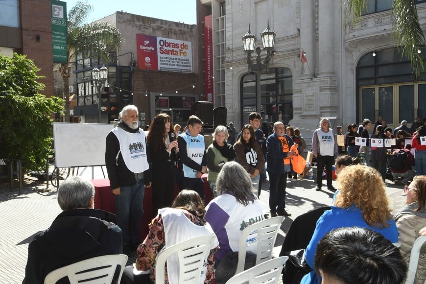 “Seguimos con mucha fuerza, con mucha firmeza para lograr que el Gobierno nacional cumpla con la ley de financiamiento universitario", dijo la rectora Laura Tarabella, junto a referentes estudiantiles, docentes y no docentes. Foto: Flavio Raina