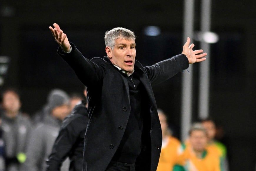 Soccer Football - Copa Libertadores - Quarter Final - Second Leg - Platense v Fluminense - Estadio Ciudad de Vicente Lopez, Buenos Aires, Argentina - September 15, 2026
Platense coach Martin Palermo reacts REUTERS/Rodrigo Valle